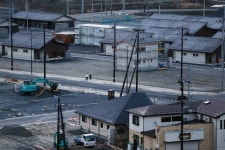 震災から７年を迎えた朝、大坂十萬里さん（６８）は津波で亡くなった夫の墓に花を供え、「心配しないで」と伝えた＝１１日午前６時１８... 