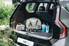 기아, 스타벅스와 손잡고 EV9 굿즈 공개 - 오토스파이넷 기아, 스타벅스와 손잡고 EV9 굿즈 공개