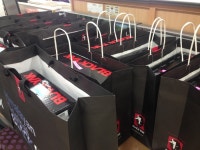 부천시 소사어린이집 학부모, 저소득층 예비 중·고생 입학 선물로 운동화 기부  부천시 소사어린이집 학부모, 저소득층 예비 중·고생 입학... 