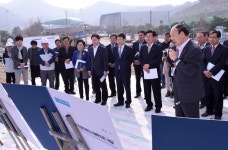 여수시, 진남수영장 건립 현장서 간부회의 가져  여수시, 진남수영장 건립 현장서 간부회의 가져