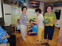 부천시 심곡2동, 초복맞이 경로당 어르신 수박 대접  부천시 심곡2동, 초복맞이 경로당 어르신 수박 대접