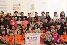 이삼유치원, 남양주시 희망케어센터에 바자회 후원금 전달  이삼유치원, 남양주시 희망케어센터에 바자회 후원금 전달