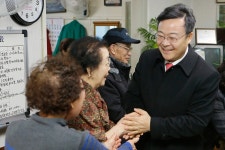 김성제 의왕시장, 경로당 방문 어르신 건강 챙겨  김성제 의왕시장, 경로당 방문 어르신 건강 챙겨