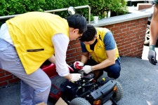 성남시장애인종합복지관, 성남시 저소득 장애인의 이동 편의 증진을 위한 “사랑의 배터리” 지원 행사  성남시장애인종합복지관, 성남시 저소득... 