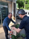 [김천시] 자산동, 경로당 어르신들에게 모종 무료 나눔  [김천시] 자산동, 경로당 어르신들에게 모종 무료 나눔