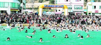 [생활의 여유] 새해 여는 거제도 펭귄수영축제 - 부산일보 [생활의 여유] 새해 여는 거제도 펭귄수영축제
