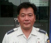 경찰관 기지로 할머니 노린 보이스피싱 막아 - 부산일보 경찰관 기지로 할머니 노린 보이스피싱 막아