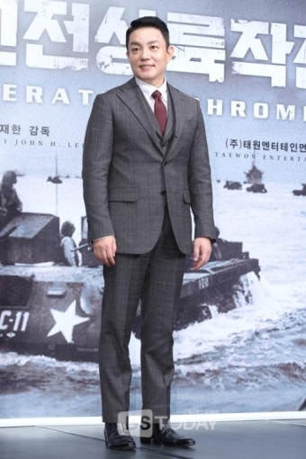 [포토] `인천상륙작전` 이범수, 부드러운 눈빛 - 부산일보 [포토] '인천상륙작전' 이범수, 부드러운 눈빛