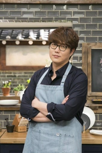 `오늘 뭐먹지` 성시경, `신동엽, `나`라는 재료를 잘 요리해준다` - 부산일보 '오늘 뭐먹지' 성시경, '신동엽, '나'라는 재료를 잘 요리해준다'