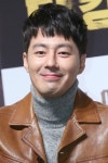 `더 킹` 조인성 `바라만 봐도 추위 사라지는 미소` [포토] - 부산일보 더 킹 조인성 바라만 봐도 추위 사라지는 미소 [포토]
