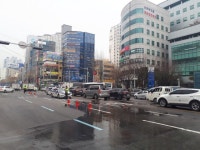 도시철도 양정역 앞 수도관 파열로 도로 통제 - 부산일보 도시철도 양정역 앞 수도관 파열로 도로 통제