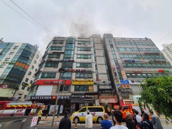 군포 산본 8층 복합건물 화재, 1시간 30여분 만에 진화…10명 부상 - 부산일보 군포 산본 8층 복합건물 화재, 1시간 30여분 만에 진화…10명...