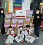 감천1동 부영태권도 음악줄넘기학원 사랑의 라면 17BOX 기부 - 부산일보 감천1동 부영태권도 음악줄넘기학원 사랑의 라면 17BOX 기부