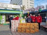 거제2동 홈플러스아시아드점, `365무료급식 봉사회`에 성품 기탁 - 부산일보 거제2동 홈플러스아시아드점, 365무료급식 봉사회에 성품 기탁