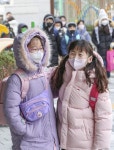 [포토뉴스] 방학 끝! “친구야 반갑다” - 부산일보 [포토뉴스] 방학 끝! “친구야 반갑다”