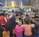 부산 중구 「깡통골목 원조 비빔당면」, 어르신 130분께 비빔당면 대접 - 부산일보 부산 중구 「깡통골목 원조 비빔당면」, 어르신 130분께... 