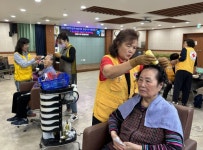 충무동, 어르신들 `오늘은 내가 멋쟁이!` 진행 - 부산일보 충무동, 어르신들 오늘은 내가 멋쟁이! 진행