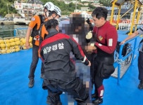 거제 갯바위 낚시 중 바다 추락 20대 발목 부러져 ‘SOS’ - 부산일보 거제 갯바위 낚시 중 바다 추락 20대 발목 부러져 ‘SOS’