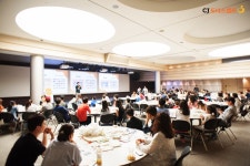 마음을 바느질 하다, 특별한 배냇저고리를 만든 100명의 나눔히어로들 | CJ그룹