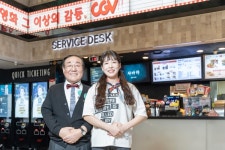 우리는 극장 서비스 전문가! CGV강남 원유림 미소지기, 양두일 도움지기 | CJ그룹