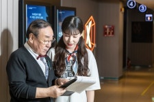 우리는 극장 서비스 전문가! CGV강남 원유림 미소지기, 양두일 도움지기 | CJ그룹