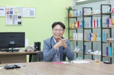 제이에셀, 파우치의 새 역사를 쓰다 [코스모닝] 제이에셀, 파우치의 새 역사를 쓰다