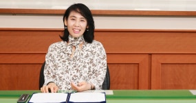 이레약국 대표 김영란 동문, 발전기금 5천만원 기탁 > > > 이레약국 대표 김영란 동문, 발전기금 5천만원 기탁