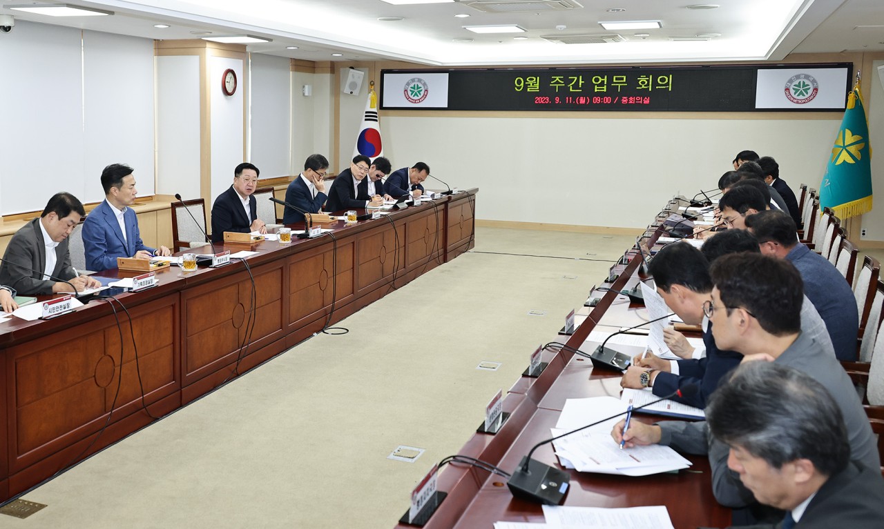 이장우 대전시장, 애국가 제창에 야구장을 뒤덮다