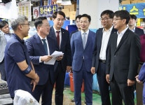 “우리 수산물 안전, 안심하고 드세요” 이장우 대전시장, 노은도매시장 방문 | 대전광역시청