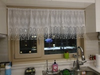 주방 창에 예쁜 커튼 달았어요. 너무 맘에 들어요. 저녁에 찍은 사진 올리지만 환한 낮 | 일상을 스타일링하다, 데코뷰 일상을 스타일링하다, 데코뷰