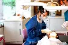 [병원] 서울대학교치과병원, 독거노인 대상 찾아가는 치과서비스 펼쳐 - 덴탈아리랑 [병원] 서울대학교치과병원, 독거노인 대상 찾아가는... 