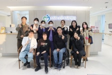 사과나무치과병원, 장애인 치료 넘어 ‘구강자립’ 교육 나섰다 - 덴탈아리랑 사과나무치과병원, 장애인 치료 넘어 ‘구강자립’ 교육 나섰다