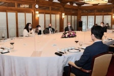 미 상원의원,한국 방문일정중 곧바로 대만행..한국에 이어,2번째로 백신75만회분 지원약속 - DogDrip.Net 개드립