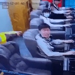 배달원에게 처 맞는 PC방 손님 - DogDrip.Net 개드립