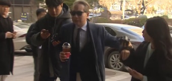 오늘자 경찰 출석 간지나게하는 의협 간부.gif - DogDrip.Net 개드립