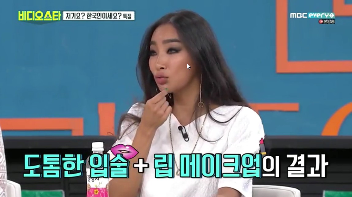 모델 문가비와 배우 정우성 사이의 혼외자 논란, 여론 갈려.