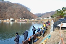 츄릅 > (완장1호낚시터) 1만5천평의 전국최대규모! 송어낚시 대회의 현장에 다녀오다 : 낚시사랑