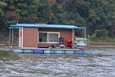 노아주 > 송전지는 지금 오름수위 월척 행진 중! 송도집 송도좌대를 찾아서... : 낚시사랑