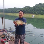 남한강낚시 통신원속보 > 충주호 하천낚시터 4짜 붕어 소식~ : 낚시사랑