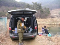 토붕짱 민물낚시 노지조행기 > 설 전날 남사쪽 소류지 얼음찍고 전남영광 물낚시2 : 낚시사랑