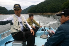 나들이 > 소양호 추곡리에서 : 낚시사랑