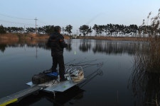 질꾼 민물낚시 노지조행기 > 인공섬에 연육교 가설하고....... ^^ : 낚시사랑