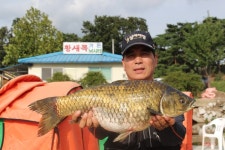 황새목 유료낚시터 > 63cm 대물붕어 출현~~ : 낚시사랑