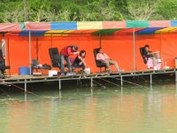 용면파크낚시터 유료낚시터 > 대물 철갑상어와 함께...... : 낚시사랑