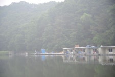 용인지곡낚시공원 유료낚시터 > ◐ 헐 깜상붕어와 4짜가 4마리 ◐ : 낚시사랑