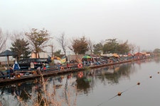 영종낚시터(구만정낚시터) 유료낚시터 > 인산인해!낚시문화1번지 영종터, 조사들과 붕어가 만나다! : 낚시사랑