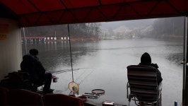 큰골낚시터 유료낚시터 > 겨울비에 강한 바람이 불어도~~~ : 낚시사랑