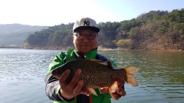 어우실지 유료낚시터 > 낮과밤의 기온차가 넘심합니다 방한에 만전을 바람이 강하게 불어닥치네요 뭔조화인지 열심히만 하면 손맛을 보실수 있다..