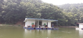 어우실지 유료낚시터 > 계속되는 4짜 평일임에도 조사님께서 어우실을 많이 방문하셨읍니다 주말031 882 6500 : 낚시사랑