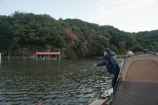 용담낚시터 유료낚시터 > 그대가 앉고 있는것이 무엇입니까? : 낚시사랑